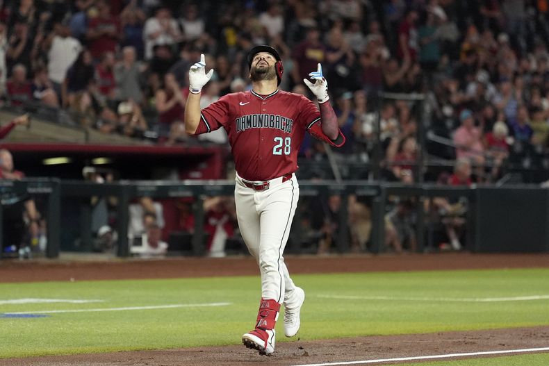 Eugenio Suárez de los Diamondbacks de Arizona recorre las bases tras batear un jonrón ante los Astros de Houston, el lunes 21 de julio de 2025, en Phoenix. (AP Foto/Ross D. Franklin)