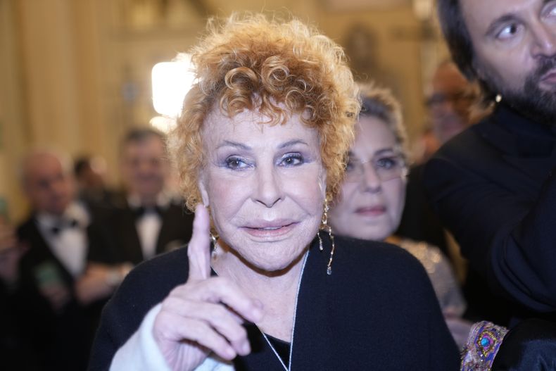 La cantante italiana Ornella Vanoni llega al teatro La Scala para la función inaugural de temporada de Don Carlo de Giuseppe Verdi en el teatro La Scala de Milán el jueves 7 de diciembre de 2023. El reconocimiento de la ópera lírica italiana como Patrimonio Cultural Inmaterial de la Humanidad será exaltado el jueves con el estreno de “Don Carlo”. (Foto AP/Luca Bruno)