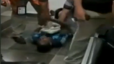 americateve | Salen a la luz nuevas imágenes de los tres balseros cubanos que se negaron a ser deportados desde aeropuerto de Chetumal, en México.