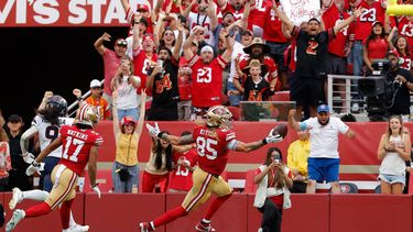 Aficionados de los 49ers reaccionan con la anotación de George Kittle (85), ala cerrada de San Francisco, en el partido de la NFL en contra de los Broncos de Denver, durante la segunda mitad, el domingo 4 de octubre de 2026, en Santa Clara, California. (AP Foto/Kelley L. Cox)