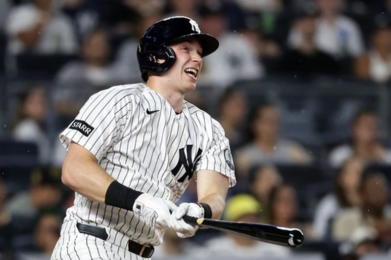 Ben Rice, de los Yankees de Nueva York, observa su jonrón de dos carreras durante la tercera entrada de un partido de béisbol contra los Mellizos de Minnesota, el viernes 3 de julio de 2026, en Nueva York. (Foto AP/Adam Hunger)