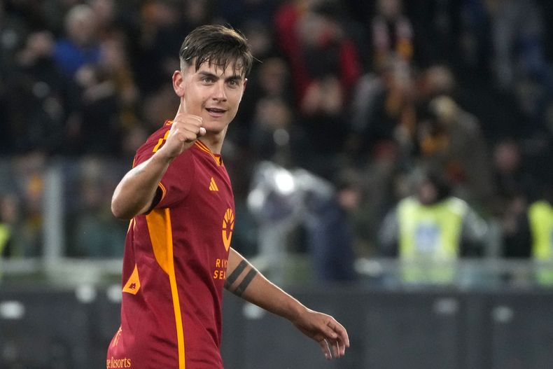 Paulo Dybala celebra tras anotar el tercer gol de la Roma en la victoria 3-2 ante Torino en la Serie A italiana, el lunes 26 de febrero de 2024. (AP Foto/Gregorio Borgia)