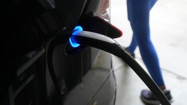ARCHIVO - Un auto Tesla se carga en una casa en San Francisco, el 25 de agosto de 2022. (Foto AP/Jeff Chiu, Archivo)