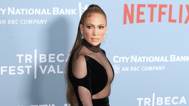 dejaron a jennifer lopez en la calle y pago su frustracion con los paparazzis [video]