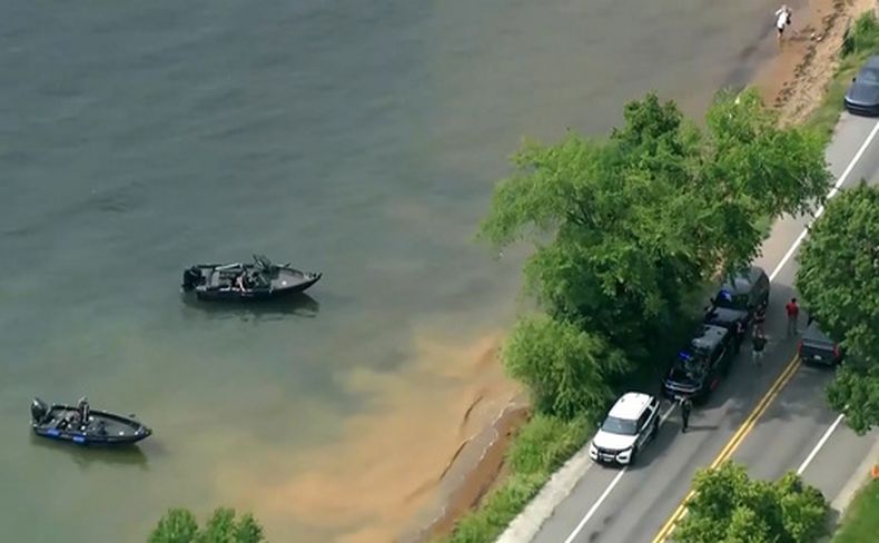 Esta imagen, tomada de un video proporcionado por WISN-TV, muestra a policías utilizando embarcaciones de búsqueda en el lago Geneva, Wisconsin, tras recibir llamadas que alertaban de una embarcación volcada el viernes 3 de julio de 2026. (WISN-TV vía AP)