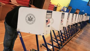 Un votante llena su boleta en un centro de votación, en Nueva York, el martes 4 de noviembre de 2025. (AP Foto/Richard Drew)