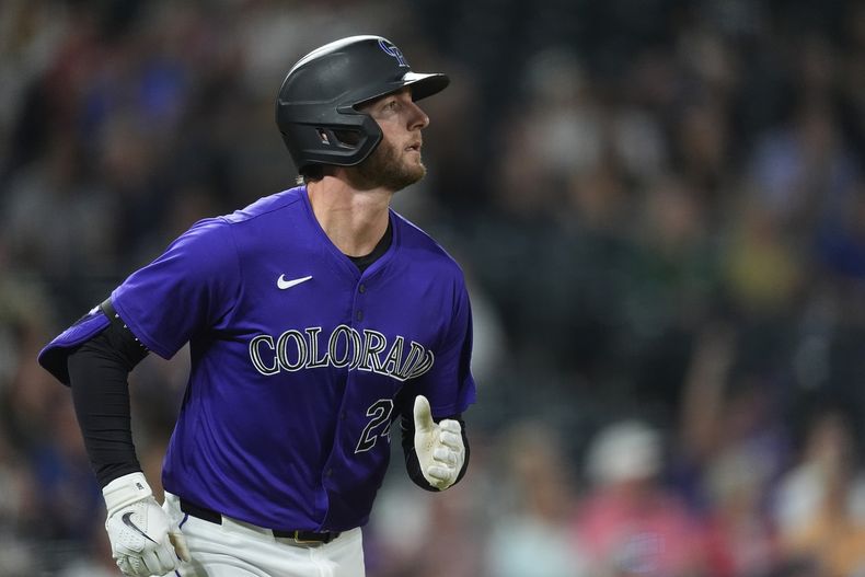 Ryan McMahon de los Rockies de Colorado recorre las bases luego de impactar un cuadrangular solitario ante el abridor dominicano de los Marlins de Miami, Edward Cabrera, durante la sexta entrada del juego de béisbol, el domingo 26 de agosto de 2024, en Denver. (AP Foto/David Zalubowski)