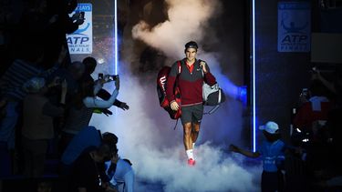 americateve | Roger Federer llega a la cancha para enfrentar a Kei Nishikori en la Copa Masters en Londres el 11 de noviembre del 2014. Federer fue escogido nuevamente para el equipo de Suiza en la Copa Davis cuya final se disputar&aacute; del 21 al 23 de noviembre. (A