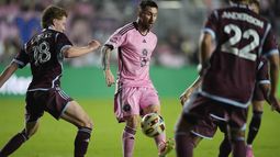 El argentino Lionel Messi, del Inter Miami, remata frente a Oliver Larraz (18), mediocampista de los Rapids de Colorado, el sábado 6 de abril de 2024 en Fort Lauderdale, Florida (AP Foto/Rebecca Blackwell)