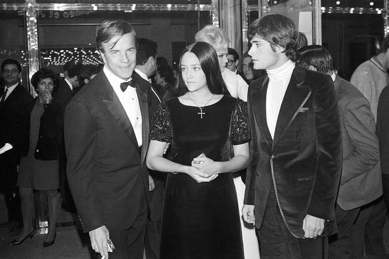 ARCHIVO – El director de la película Romeo y Julieta, Franco Zeffirelli, izquierda, los actores Olivia Hussey, centro, y Leonard Whiting, en la premier del filme en París, el 25 de septiembre de 1968. (AP Foto/Eustache Cardenas, Archivo)