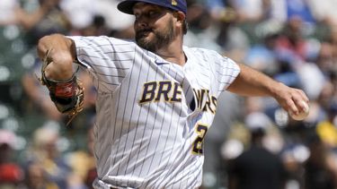 Wade Miley de los Cerveceros de Milwaukee lanza ante los Rojos de Cincinnati, el domingo 9 de julio de 2023, en Milwaukee. (AP Foto/Morry Gash)