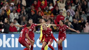 La danesa Amalie Vangsgaard celebra con sus compañeros tras anotar el gol de la victoria de su equipo ante China en el Grupo D del Mundial el sábado 22 de julio del 2023. (AP Foto/Gary Day)