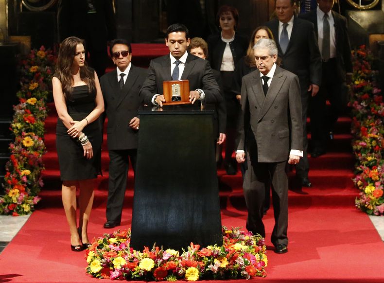 ESP-CEL_JUAN_GABRIEL-DEMANDA-0.jpg