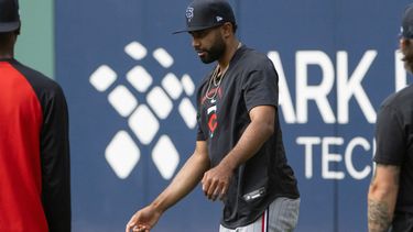 El relevista de los Mellizos de Minnesota, Yoendrys Gomez, equilibra un hacky sack en su cabeza mientras calienta antes de un partido de béisbol contra los Guardianes de Cleveland, el miércoles 22 de julio de 2026, en Cleveland. (Foto AP/Phil Long)