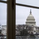 El Capitolio, visto a través de una ventana, en el edificio de oficinas de Cannon House en Washington, el jueves 13 de febrero de 2025. (AP Foto/J. Scott Applewhite)