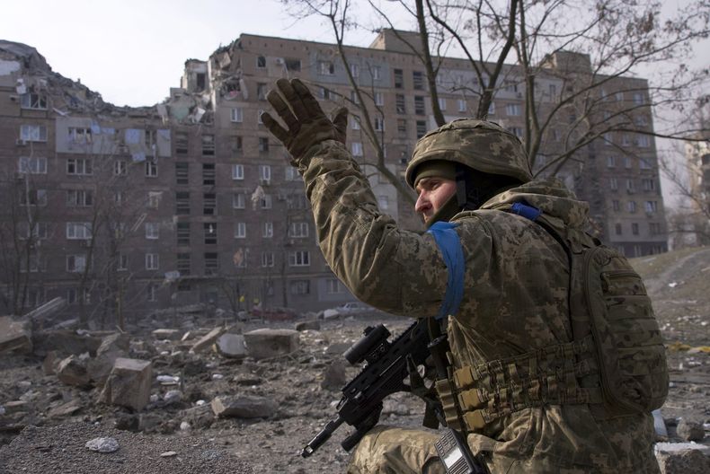 ARCHIVO - Un militar ucraniano en guardia en Mariúpol, Ucraniae, el 12 de marzo de 2022. La imagen forma parte del documental 20 Days in Mariupol que fue nominado a los Premios de la Academia el 23 de enero de 2024. (Foto AP/Mstyslav Chernov, archivo)