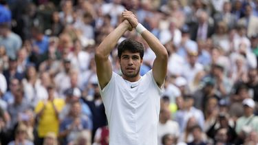 El español Carlos Alcaraz celebra tras vencer al danés Holger Rune en los cuartos de final de Wimbledon el miércoles 12 de julio del 2023. (AP Foto/Kirsty Wigglesworth)