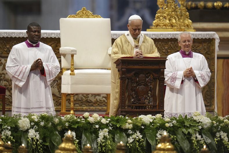El papa León XIV ora durante una misa de ordenación en la Basílica de San Pedro, en el Vaticano, como parte del Jubileo de los Sacerdotes, el viernes 27 de junio de 2025. (AP Foto/Alessandra Tarantino)