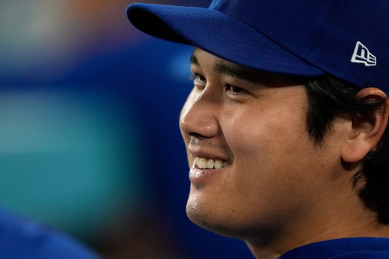 Shohei Ohtani de los Dodgers de Los Ángeles sonríe en el dugout en la octava entrada ante los Padres de San Diego el martes 22 de septiembre del 2026. (AP Foto/Mark J. Terrill)