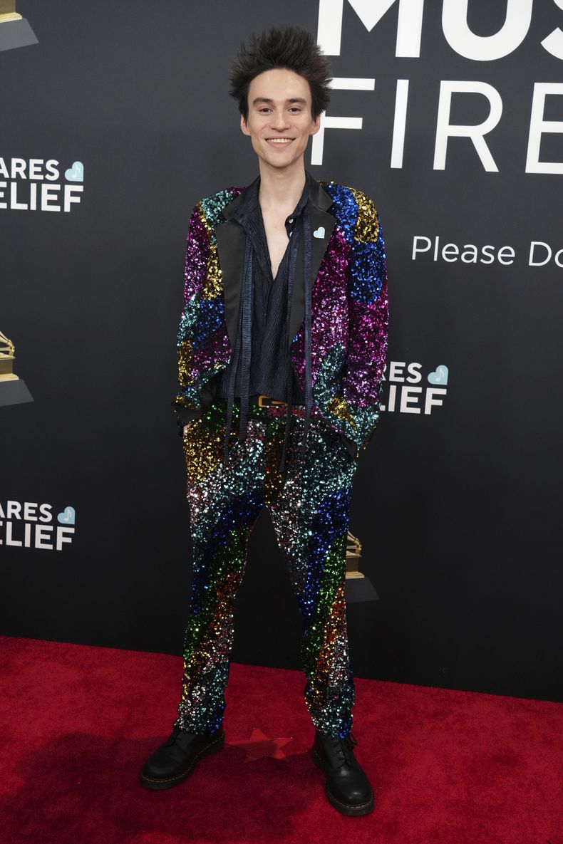 Jacob Collier llega a la 67ª entrega anual de los Grammy el domingo 2 de febrero de 2025 en Los Ángeles. (Foto Jordan Strauss/Invision/AP)