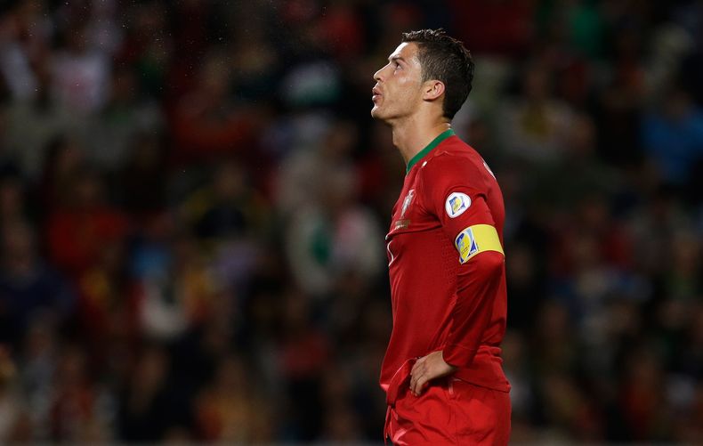 El jugador de Portugal, Cristiano Ronaldo, reacciona durante un partido contra Israel por las eliminatorias mundialistas el viernes, 11 de octubre de 2013, en Lisboa. (AP Photo/Armando Franca)
