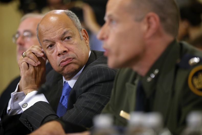 El secretario de Seguridad Nacional, Jeh Johnson, al centro, escucha al subdirector de la Patrulla Fronteriza, Ronald D. Vittiello, a la derecha, durante la comparecencia de &eacute;ste en el Capitolio en Washington, el martes 24 de junio de 2014. A la iz