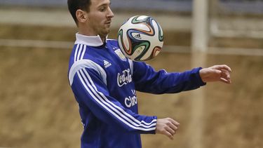 americateve | El jugador de la selecci&oacute;n de Argentina, Lionel Messi, controla el bal&oacute;n en un entrenamiento el lunes, 3 de marzo de 2014, en Bucarest. (AP Photo/Vadim Ghirda)
