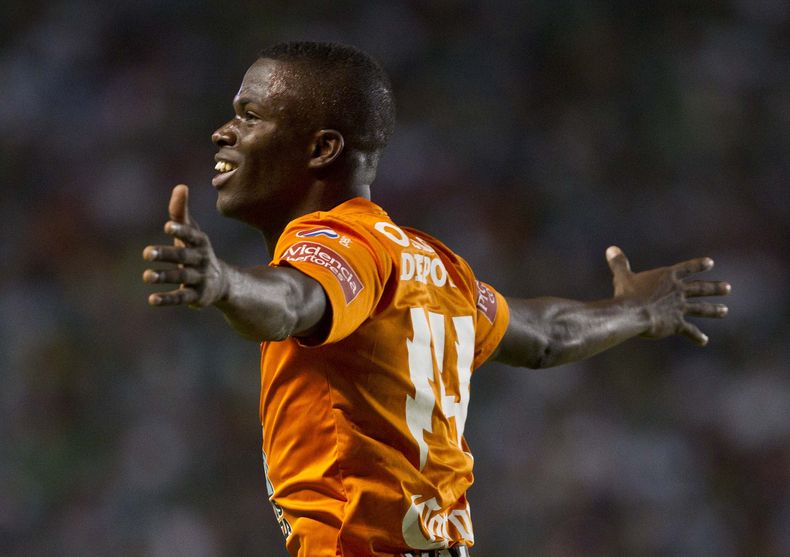 El ecuatoriano Enner Valencia celebra tras marcar un gol ante Le&oacute;n en la final del torneo Clausura de M&eacute;xico el jueves 15 de mayo de 2014. (AP Foto/Christian Palma)