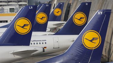 americateve | Aviones de Lufthansa estacionados en el aeropuerto de Frankfurt, Alemania, el 2 de abril del 2014. El sindicato de pilotos realiz&oacute; una huelga de seis horas el 4 de septiembre del 2014. (AP Foto/Michael Probst,Archivo)