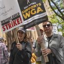 ARCHIVO - Los actores y comediantes Tina Fey, al centro, y Fred Armisen, a la derecha, se unen a miembros en huelga del Sindicato de Guionistas de Estados Unidos durante un mitin frente a Silvercup Studios, el martes 9 de mayo de 2023, en Nueva York. Los actores sindicalizados de Hollywood al borde de una huelga acordaron permitir una intervención de última hora de los mediadores federales, pero dicen que dudan que se llegue a un acuerdo antes de la fecha límite de negociación del miércoles 12 de julio de 2023. (Foto AP/Bebeto Matthews, archivo)