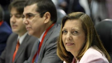 La directora para EE.UU. del Ministerio de  Relaciones Exteriores de Cuba, Josefina Vidal Ferreiro (der.) y José R.  Cabañas, Jefe de la Sección de Intereses de Cuba en Washington.