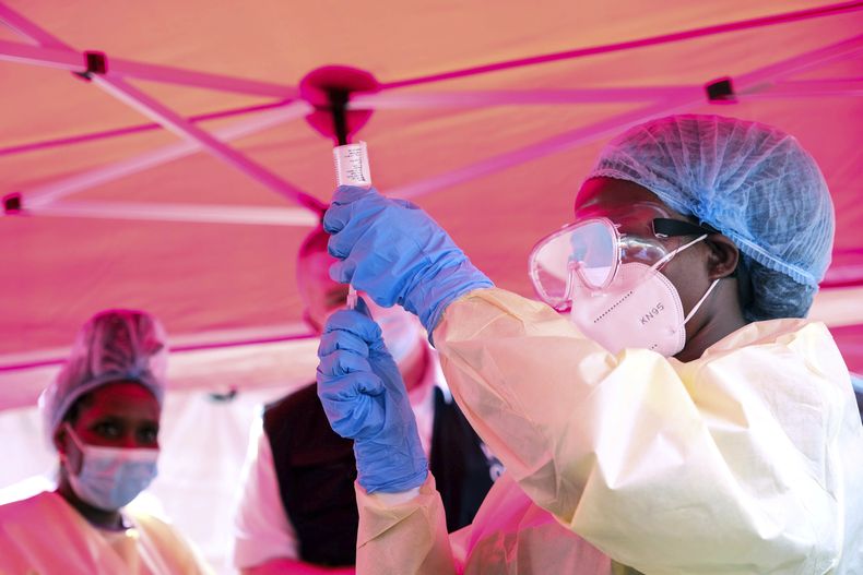 Un trabajador sanitario se prepara para administrar un vial de una vacuna contra la cepa sudanesa del ébola, durante un ensayo, en el Hospital de Referencia de Mulago, en Kampala, Uganda, el 3 de febrero de 2025. (AP Foto/Hajarah Nalwadda)