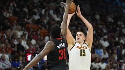 Nikola Jokic (15), de los Nuggets de Dener, intenta un tiro con la marca defensiva de Thomas Bryant (31), del Heat de Miami, durante la primera mitad del juego de baloncesto de la NBA, el miércoles 13 de marzo de 2024, en Miami. (AP Foto/Rebecca Blackwell)