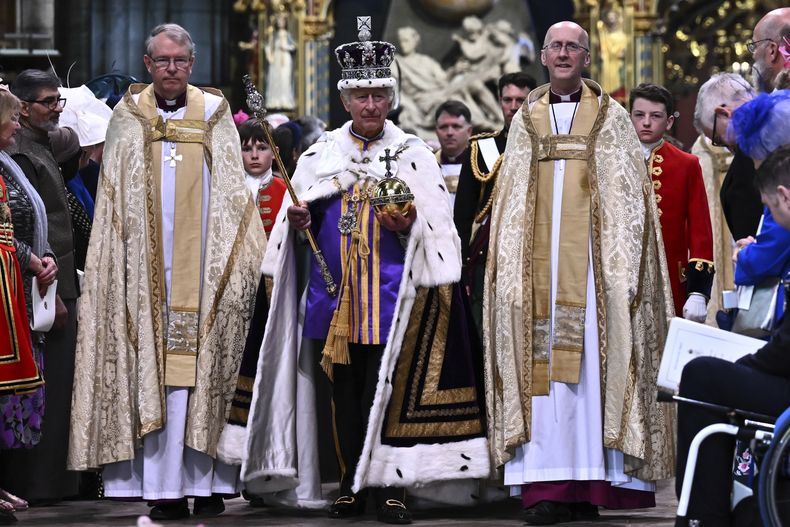 El Rey Carlos III de Gran Bretaña con la Corona Imperial del Estado, el Orbe y el Cetro del Soberano sale de la Abadía de Westminster después de su coronación en el centro de Londres el sábado 6 de mayo de 2023. La coronación es la primera en Gran Bretaña en 70 años, y apenas la segunda en la historia en ser televisada. Carlos es el 40to monarca coronado en la iglesia en el centro de Londres desde el rey Guillermo I quien fue coronado en 1066. (Ben Stansall/POOL photo vía AP)