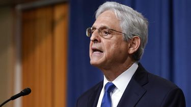 El fiscal general Merrick Garland habla en el Departamento de Justicia de Estados Unidos, el viernes 11 de agosto de 2023, en Washington. (AP Foto/Stephanie Scarbrough)