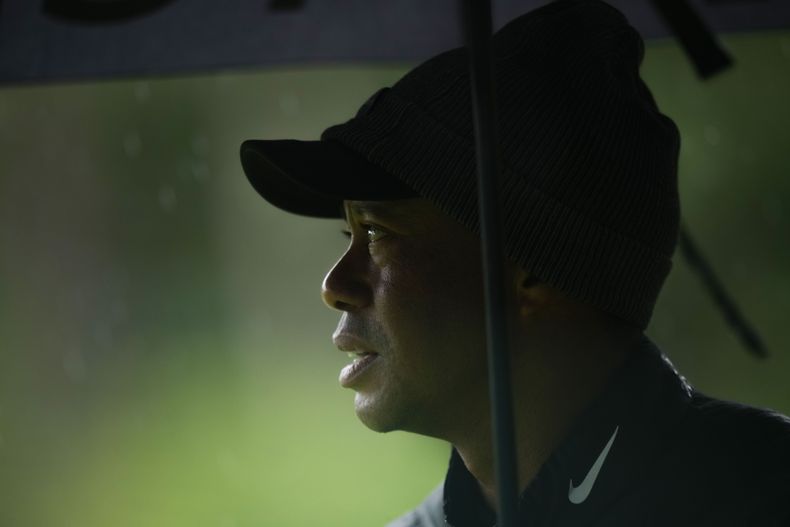 ARCHIVO - Tiger Woods observa el campo durante la tercera ronda del Masters, el 8 de abril de 2023, en Augusta, Georgia. (AP Foto/Matt Slocum)