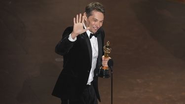 Sean Baker recibe el Oscar a la mejor dirección por Anora el domingo 2 de marzo de 2025, en el Teatro Dolby en Los Ángeles. (AP Foto/Chris Pizzello)