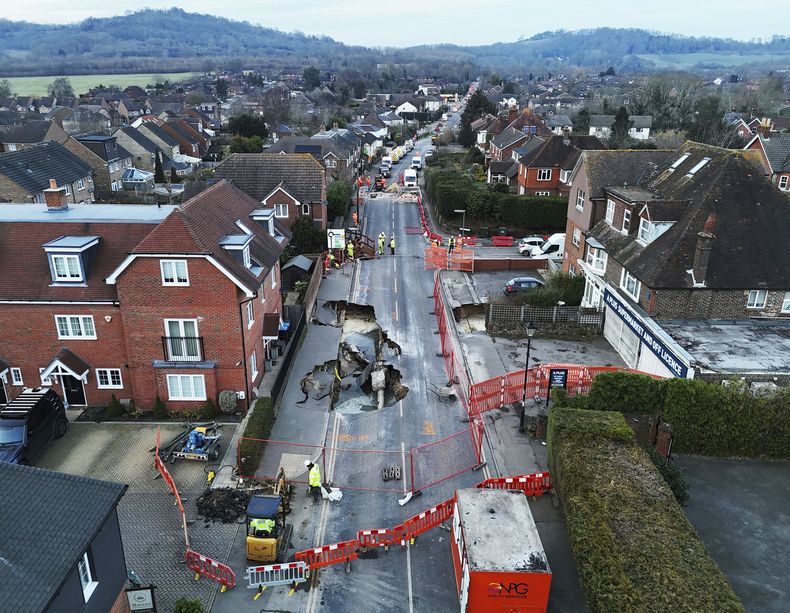 El socavón en Godstone, Inglaterra, el 18 de febrero del 2025. (Jonathan Brady/PA via AP)