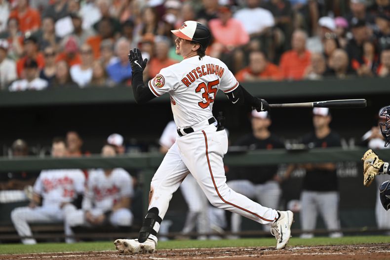 Adley Rutschman, de los Orioles de Baltimore, sigue su movimiento después de batear un sencillo productor de una carrera en la primera entrada del juego de béisbol en contra de los Yanquis de Nueva York, el domingo 30 de julio de 2023, en Baltimore. (AP Foto/Gail Burton)