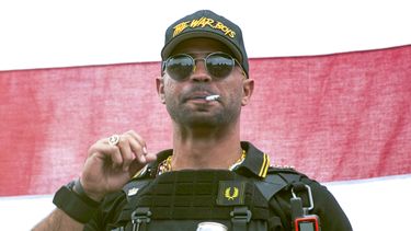 Henry Enrique Tarrio, cabecilla de los “Proud Boys”, en Portland, Oregon el 26 de septiembre de 2020. (AP foto/Allison Dinner)