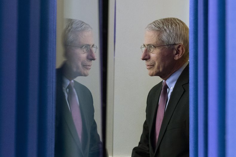 ARCHIVO - El doctor Anthony Fauci, director del Instituto Nacional de Alergias y Enfermedades Infecciosas, llega a la Casa Blanca para hablar sobre el coronavirus, el 22 de abril de 2020, en Washington. (AP Foto/Alex Brandon, Archivo)