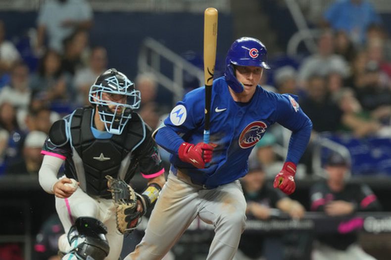 Pete Crow-Armstrong, de los Cachorros de Chicago, corre para evitar que lo toque el catcher Brian Navarreto, de los Marlins de Miami, en el encuentro del viernes 4 de septiembre de 2026 (AP Foto/Marta Lavandier)