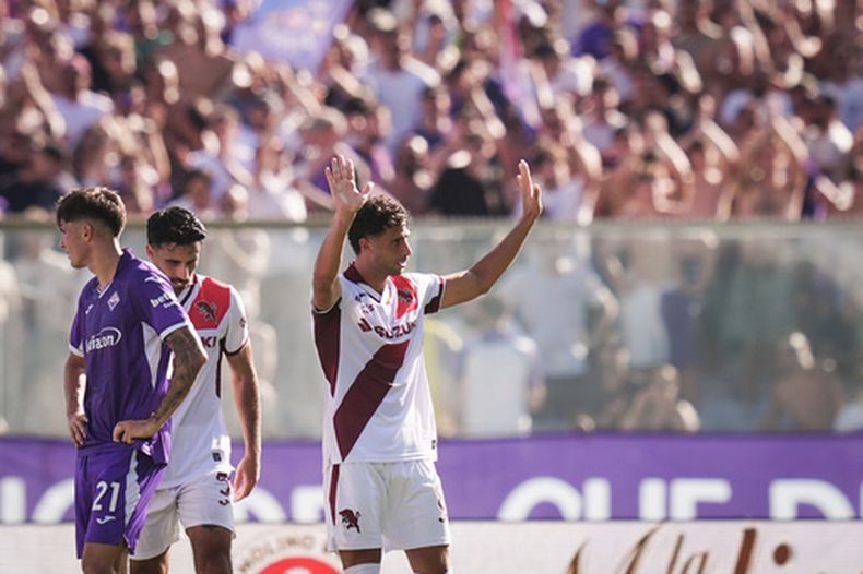 Rolando Mandragora celebra tras anotar el primer gol de Torino en la victoria 2-1 ante Fiorentina en la Serie A, el sábado 5 de septiembre de 2026, en Florencia. (Massimo Paolone/LaPresse vía AP)