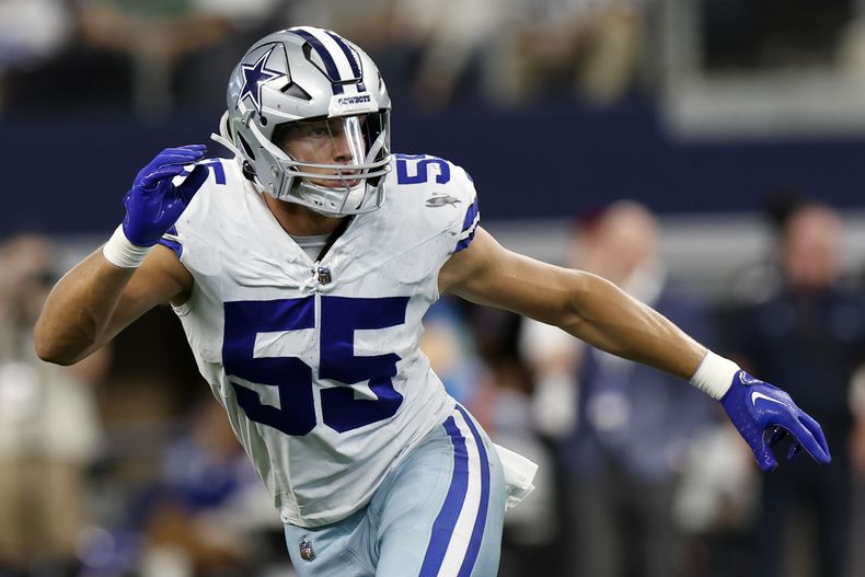 ARCHIVO - El apoyador de los Cowboys de Dallas, Leighton Vander Esch (55), durante un partido de fútbol americano de la NFL contra los Jets de Nueva York el domingo 17 de septiembre de 2023, en Arlington, Texas. Leighton Vander Esch se retiró el lunes 18 de marzo de 2024 después de seis temporadas en la NFL, después de perderse 12 juegos con los Cowboys el año pasado debido a la última de una serie de lesiones en el cuello. (AP Foto/Matt Patterson, Archivo)