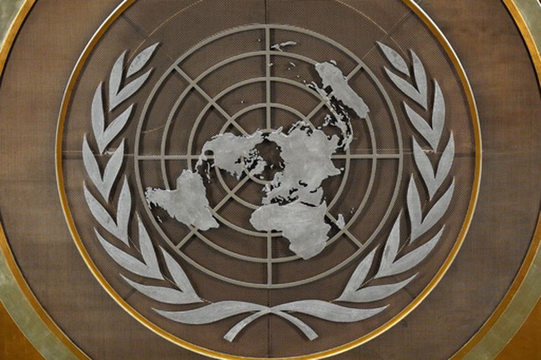 ARCHIVO - El logotipo de la ONU en la 79ª sesión de la Asamblea General, el martes 24 de septiembre de 2024, en Nueva York. (AP Foto/Pamela Smith, archivo)