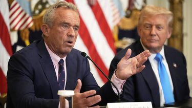 El secretario del Departamento de Salud y Servicios Humanos, Robert F. Kennedy Jr., habla mientras el presidente Donald Trump lo escucha en un evento para promover su propuesta de mejorar el acceso de los estadounidenses a registros médicos, en la Sala Este de la Casa Blanca, el miércoles 30 de julio de 2025, en Washington. (AP Foto/Mark Schiefelbein)
