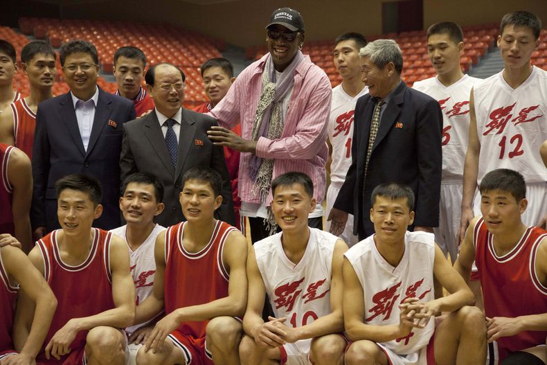 El ex astro de la NBA Dennis Rodman posa junto con basquetbolistas y funcionarios norcoreanos durante una sesi&oacute;n de pr&aacute;cticas en Pyongyang, el viernes 20 de diciembre del 2013. Rodman seleccion&oacute; a los integrantes del equipo norcoreano