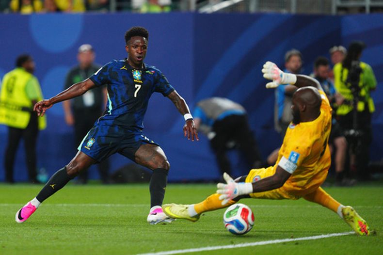 El brasileño Vinicius Junior (7) anota el tercer gol de su equipo al superar al arquero haitiano Johny Placide (1) durante el partido por el Grupo C del Mundial, el viernes 19 de junio de 2026, en Filadelfia. (AP Foto/Derik Hamilton)