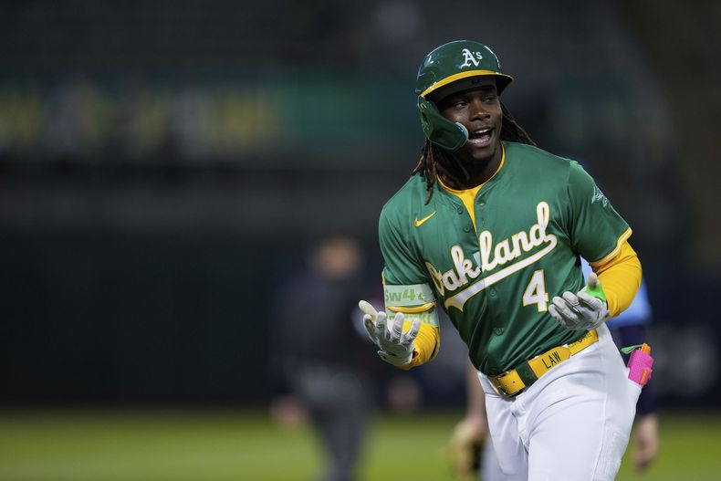 Lawrence Butler, de los Atléticos de Oakland, reacciona después de conectar un elevado de sacrificio durante la quinta entrada del juego de béisbol en contra de los Rays de Tampa Bay, el lunes 19 de agosto de 2024, en Oakland, California. (AP Foto/Godofredo A. Vásquez)