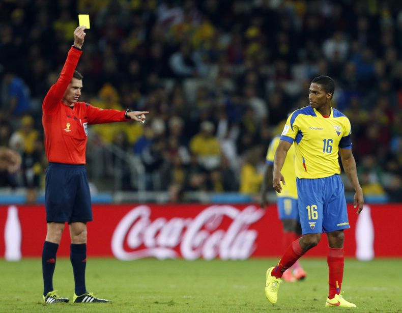 El &aacute;rbitro Benjamin Williams saca la tarjeta amarilla al ecuatoriano Antonio Valencia durante el encuentro entre Ecuador y Honduras en Curitiba, Brasil, durante la Copa Mundial, el 20 de junio del 2014. El 21, Manchester United anunci&oacute; que V